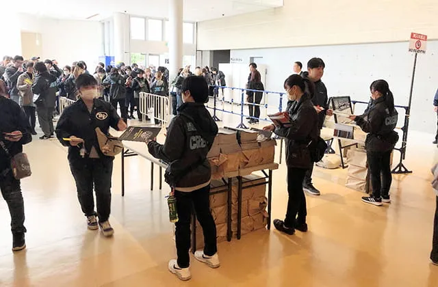 入場口でスタッフとして活動している風景