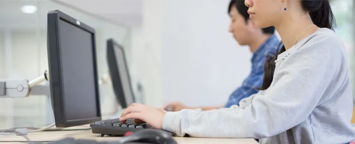 PCに向かいタイピング中のイメージ画像