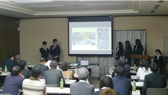 学生たちがプレゼンテーションを行っている様子