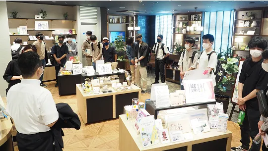 校外研修が行われている様子