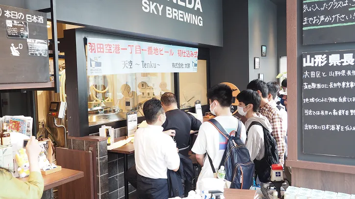 学生たちが校外研修に参加している様子