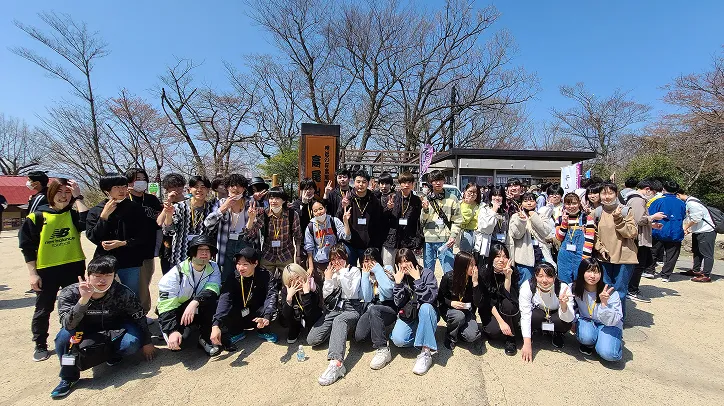 学生たちが記念撮影をしている様子