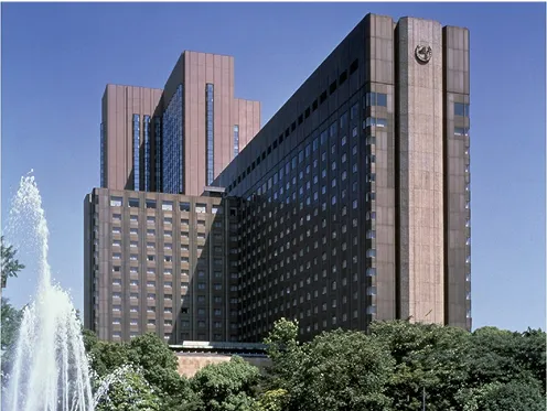 緑に囲まれ重厚感のある建物