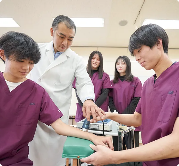 電気治療機器の操作方法を学ぶ学生達