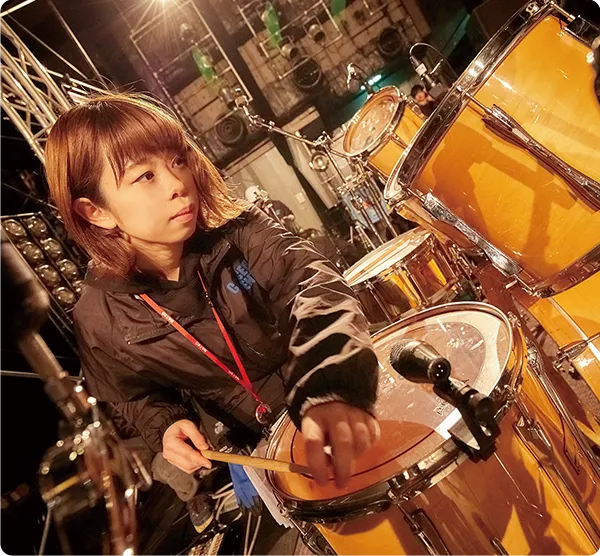 ドラム音響をチェックする学生