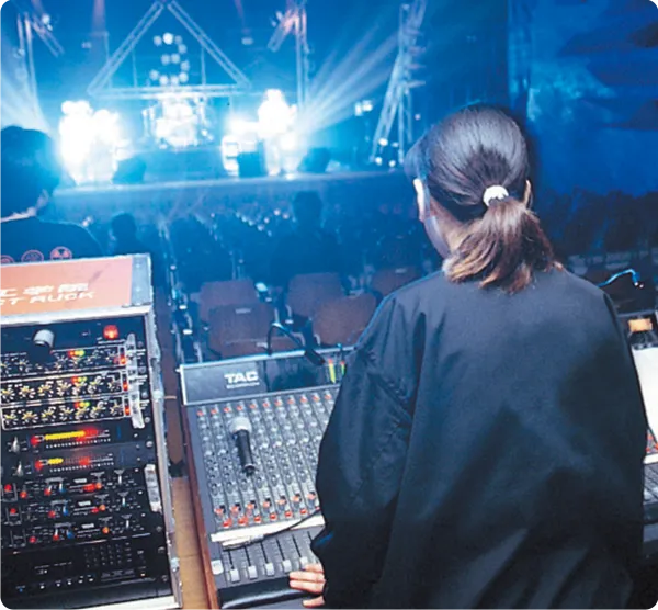 コンサートの音響オペレーションを行う学生