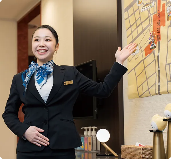 館内マップを示しながらホテルを案内する様子