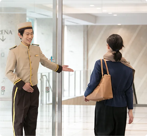 ホテルの入口で来客を案内する様子