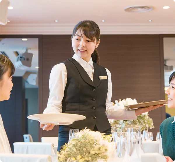 披露宴会場で料理をサーブする様子