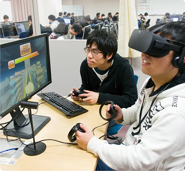 ２名の学生がVRゲームのテストを行っている様子