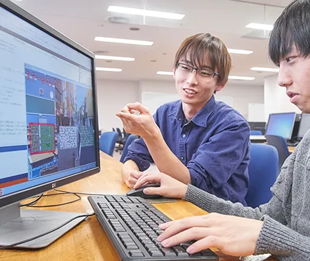 ２名の学生がゲームプログラミングを行っている様子