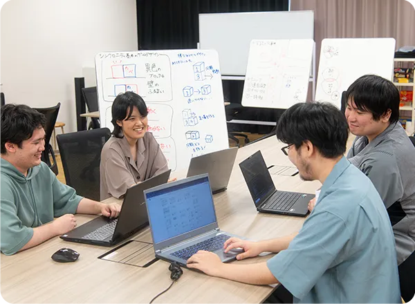 ４名の学生がゲームデザインなどについて議論している様子