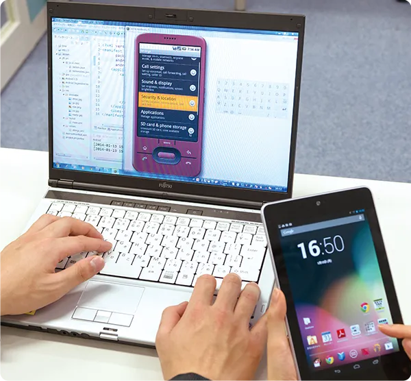 スマホアプリ検証のため端末とPCを連携して操作する学生