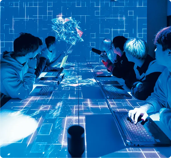 AI実践センターの青いライト中で講義を行う学生達の様子