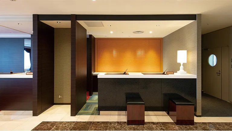 モダンで落ち着いた雰囲気のフロント実習室