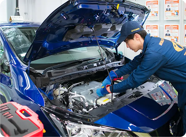 実習で整備作業を行っている学生