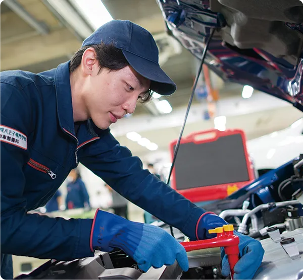車の整備作業を行う学生