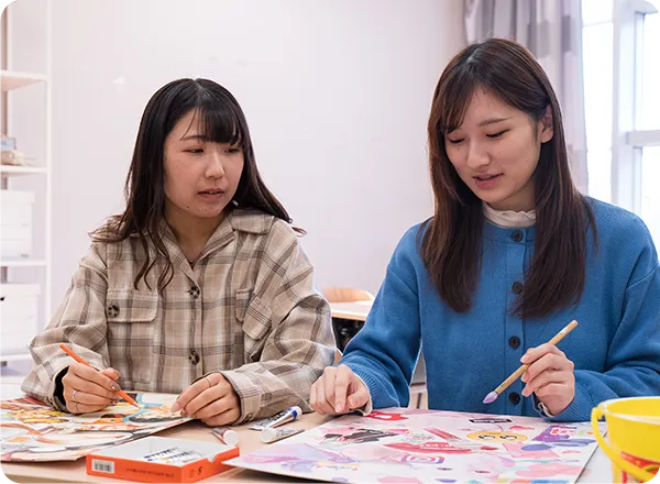 ２名の学生が絵画を描いている様子