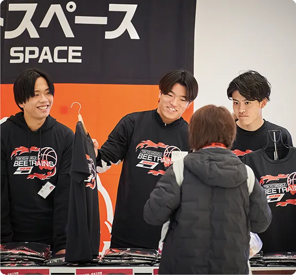 イベントグッズのバスケットボールのシャツを販売している様子