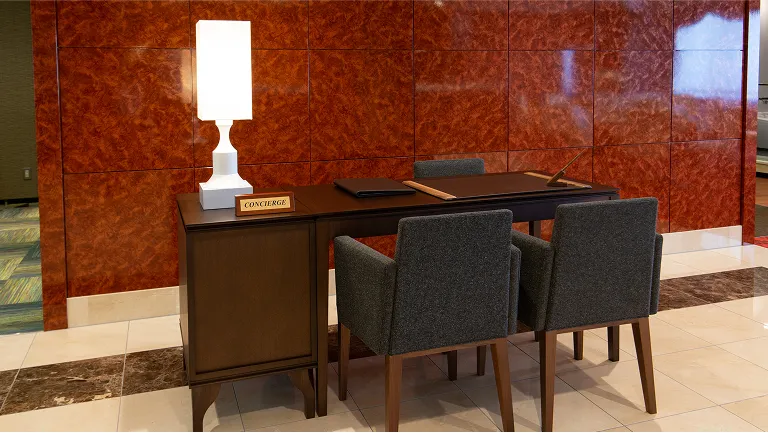 モダンで落ち着いた雰囲気のデスクがある実習室