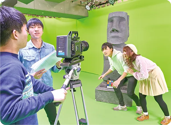 複数の生徒が撮影を行っている様子