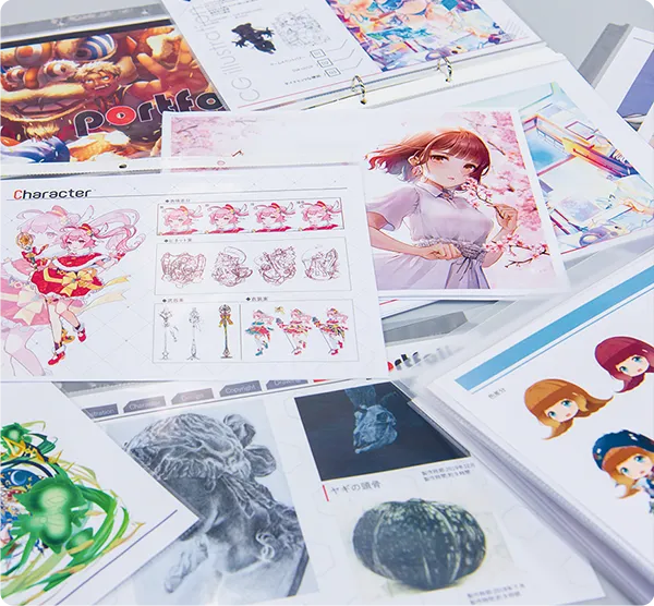 アニメイラスト系の資料を沢山広げた様子
