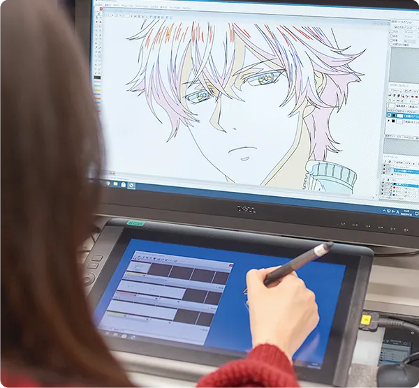 学生がキャラクターイラストをペンタブレットで描いている様子