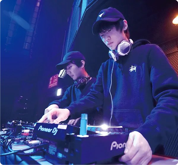 ２名の学生がDJコントローラーを操作する様子