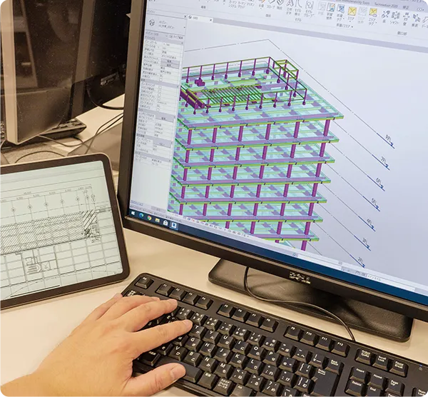 建築図の映ったパソコンの様子