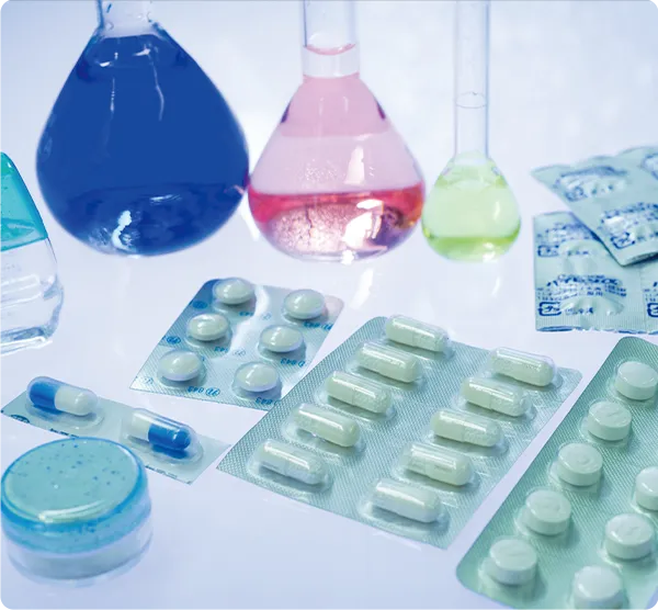 フラスコや薬剤が並べられた様子