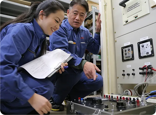 電気設備の実習を受ける学生