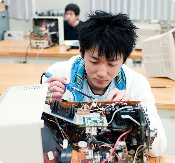 電子機器の基板をハンダ付けする実習風景