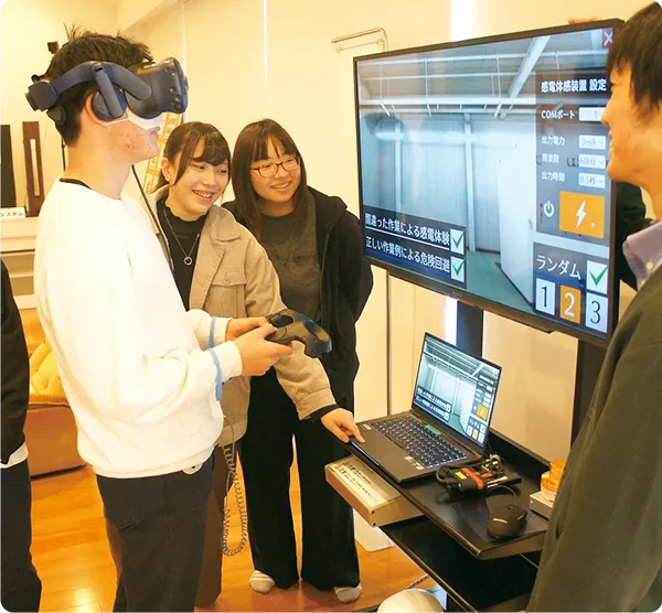 VRを使った作業シミュレーション実習の様子