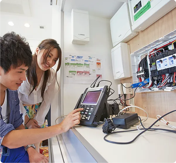 スマートホーム機器の操作を学ぶ学生