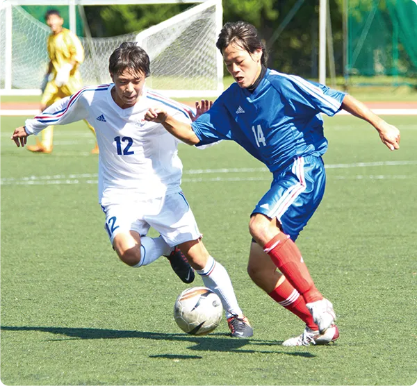 サッカーの試合でボールを奪い合う学生達