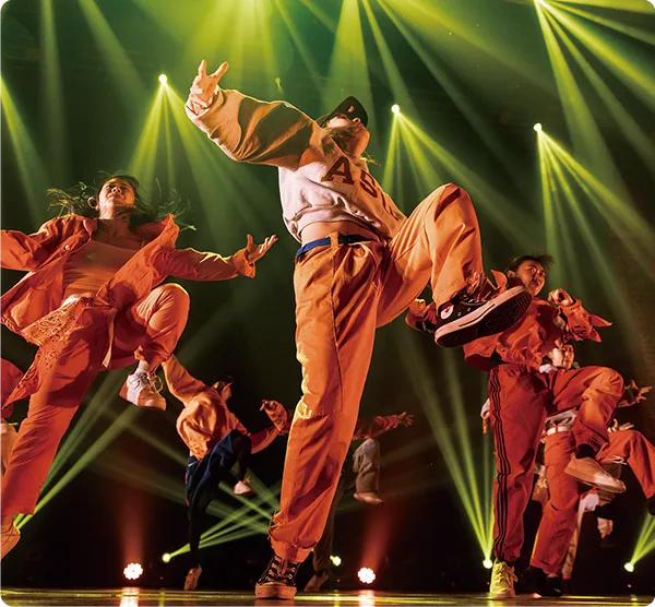 複数の学生がステージでダンスを踊っている様子