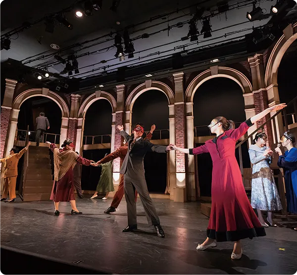 複数の学生が舞台でミュージカルを行っている様子