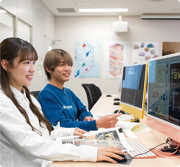 ２名の学生がパソコンのグラフィックを見ている様子