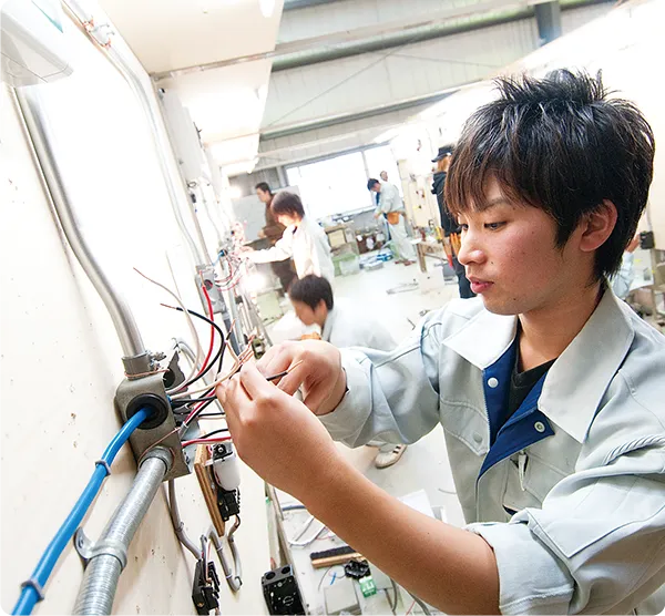 電気配線の結線作業を行う実習風景