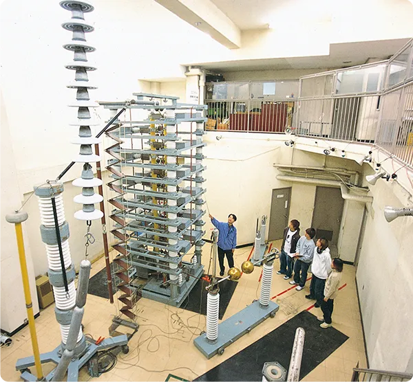 電気工学の大型試験装置での実習風景