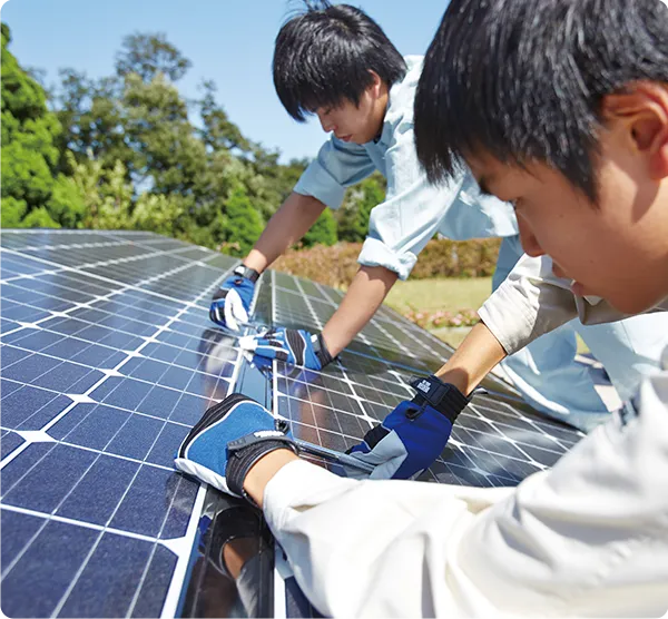 太陽光パネルの設置作業を行う学生