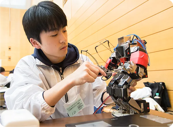 人型ロボットの関節を調整する学生