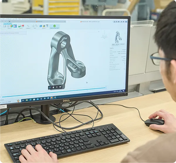 学生がパソコンでCADソフトを操作している様子