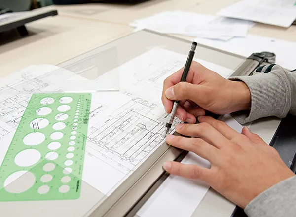 建築設計の図面を描いている様子
