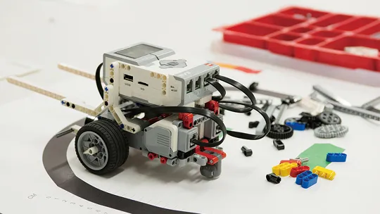 ブロックを使って組み立てられたロボット