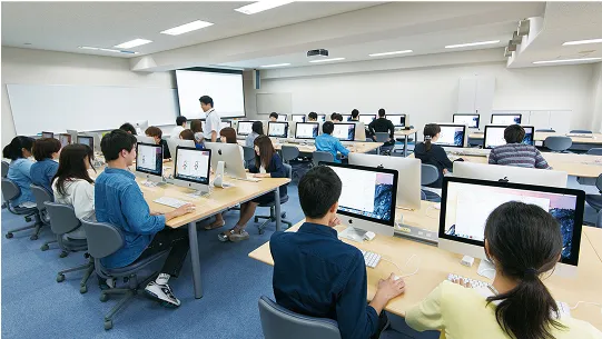 学生たちがiMacを使って学習する様子