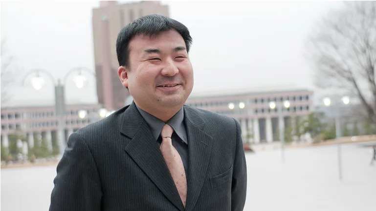 屋外で笑顔で話す講師