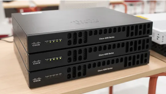 机の上に置かれたネットワーク機器