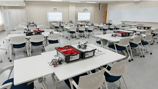 白を貴重とした教室と机に用意された教材