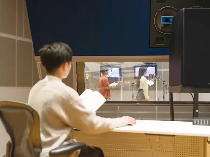 アフレコを見守る学生の様子